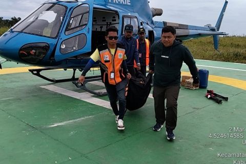 Aparat evakuasi jenazah dua pendaki yang meninggal di Puncak Cartenz