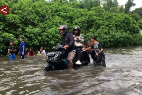 Banjir masih menggenangi sejumlah kawasan di Jakarta Barat