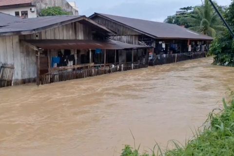Hujan lebat merata picu banjir hingga genangi permukiman di Balikpapan