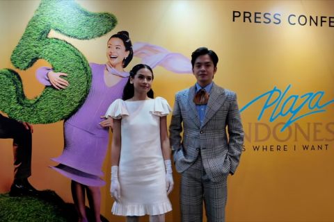 Jadi 'muse' Plaza Indonesia, Angga Yunanda dan Maudy Ayunda kian akrab