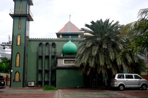 Mengunjungi Masjid Arab di Makassar yang dikhususkan untuk jamaah pria