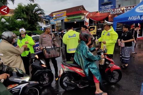 Polisi Semarang bagikan 1.500 paket takjil kepada warga