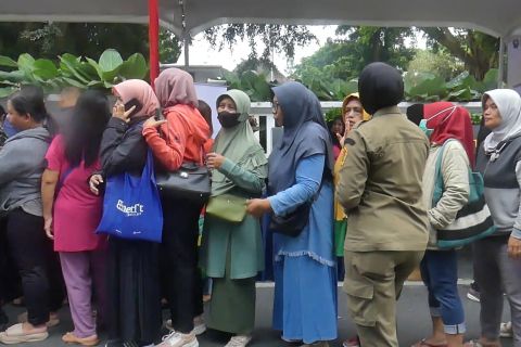 Puluhan warga serbu bazar pangan murah di alun-alun Temanggung