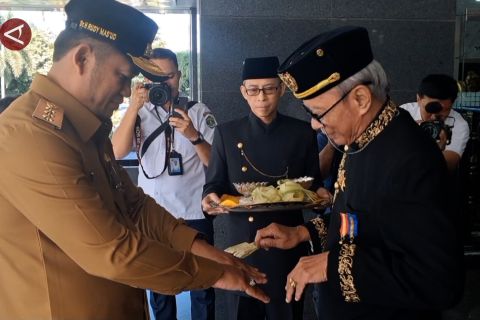 Prosesi Tepung Tawar sambut hari pertama kerja Gubernur Kaltim