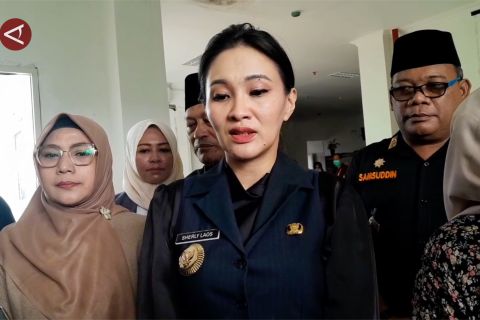 Sherly Tjoanda jenguk eks Gubernur Malut Abdul Gani yang kritis