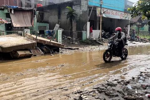 Sepekan usai banjir kondisi Vila Nusa Indah dipenuhi lumpur dan sampah