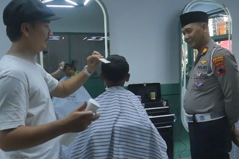 Polres Temanggung gratiskan potong rambut bagi anak-anak yatim piatu
