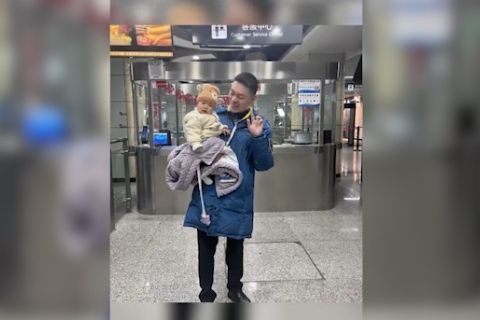Staf kereta China jadi "Orang Tua Sementara" bagi bayi penumpang