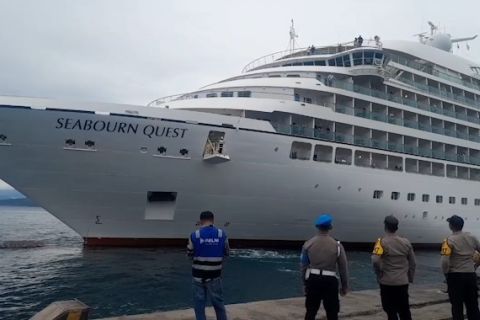 Ratusan wisatawan asing Kapal pesiar Seabourn Quest kunjungi Ternate