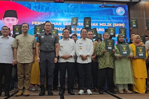 AHY serahkan sertifikat hak milik kepada 68 KK warga Rempang