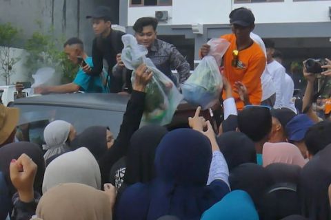 Keseruan warga Temanggung saat serbu pembagian paket sayuran gratis