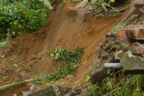 Tiga rumah rusak akibat longsor di Temanggung