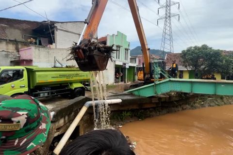 Turunkan dua alat berat, Pemprov Jabar normalisasi sungai Cimande