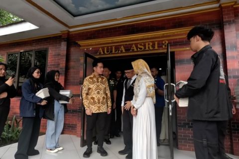 Wapres berinteraksi dengan siswa saat tinjau lokakarya AI di Bogor