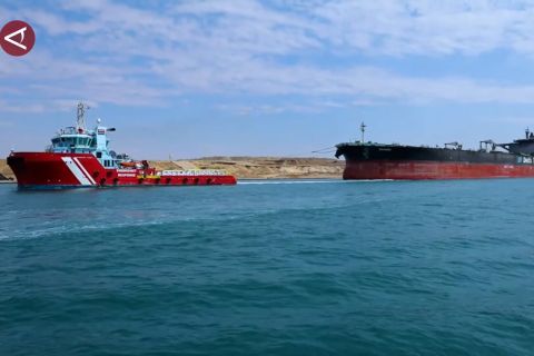 Tanker Yunani ditarik via Terusan Suez setelah serangan di Laut Merah