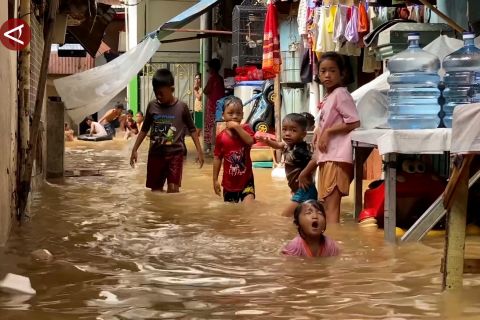  Distribusi bantuan banjir terhambat