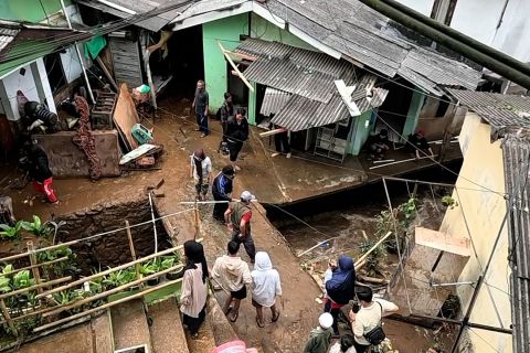Warga kampung pensiunan Bogor mulai bersihkan rumah pasca banjir