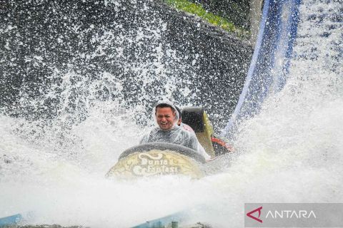 Warga manfaatkan libur Lebaran untuk berwisata di Ancol