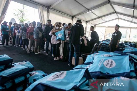 Antusiasme warga saat pembagian sembako bantuan Wapres