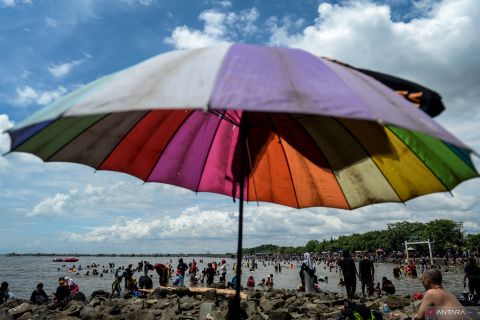 Libur Lebaran di Pantai Tanjung Pasir