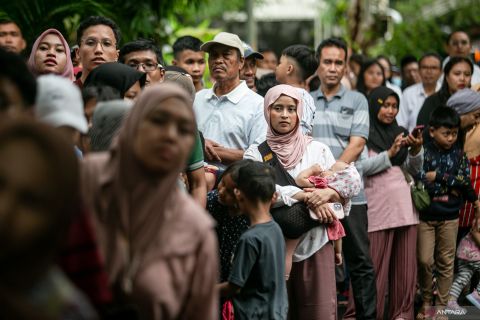 Warga antre berlebaran di kediaman Jokowi