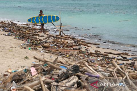 Sampah kayu dan plastik terbawa gelombang tinggi di Pantai Kuta Bali