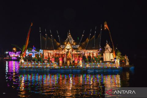 Beginilah pesona dan kemeriahan Festival Rakik-rakik di Danau Maninjau sambut perantau
