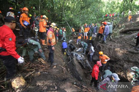 Tim SAR gabungan cari korban tertimbun di hutan Raden Soerjo