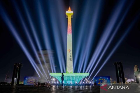 Pertunjukan video mapping dan air mancur manari hibur pengunjung di Tugu Monas saat libur Lebaran