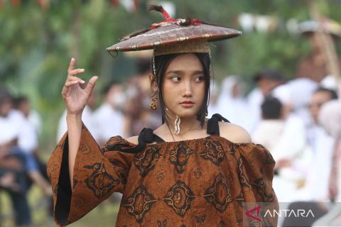 Peragaan busana Rona Wastra di areal persawahan Ngawi
