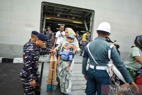 Balik Gratis TNI AL menggunakan KRI Banjarmasin-592