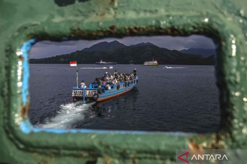 Pemudik arus balik Ternate-Tidore gunakan jasa kapal kayu