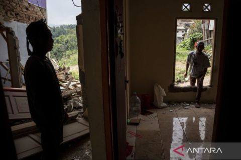 Sejumlah rumah rusak akibat pergerakan tanah di Cimahi