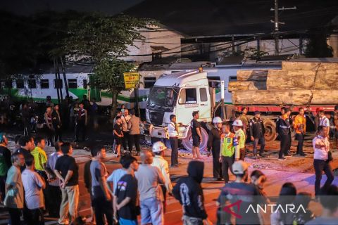 Kereta api commuter line Jenggala relasi Gresik-Sidoarjo tabrak truk bermuatan kayu