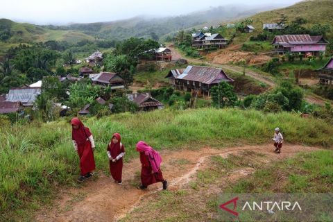 Pelajar daerah terpencil antusias hadir pada hari pertama masuk sekolah