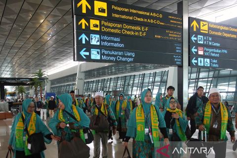 Arab Saudi keluarkan aturan hentikan sementara penerbitan visa umrah