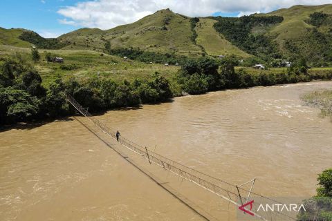 Jembatan gantung menjadi akses alternatif warga di pedalaman Luwu Utara menuju lahan pertanian