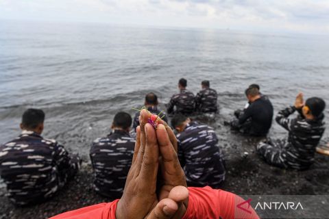 Prosesi adat TNI AL iringi persiapan pemasangan Prasasti USS Liberty di Tulambe