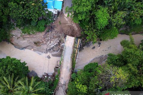 Warga terpaksa melintasi sungai akibat jembatan ambruk tergerus arus di Kabupaten Gorontalo