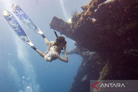 Melihat wisatawan berolahraga selam bebas di kedalaman Laut Tulamben Bali