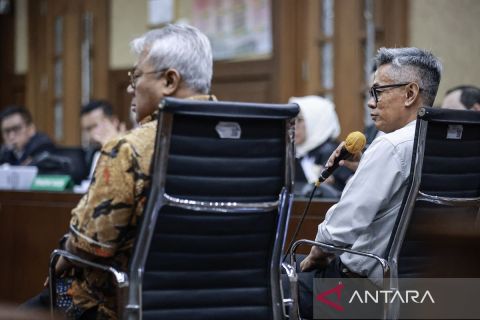 Mantan ketua dan anggota KPU bersaksi dalam sidang Hasto Kristiyanto