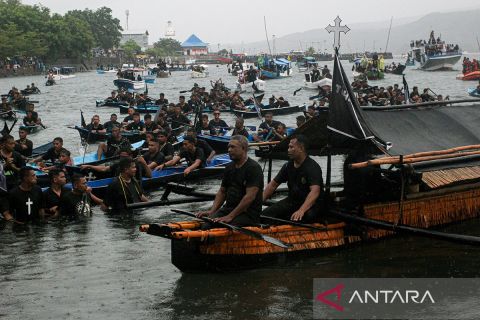 Prosesi laut perarakan patung Tua Meninu pada puncak perayaan Semana Santa