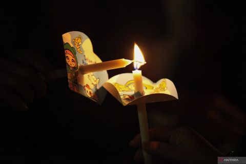 Cahaya lilin temani umat Katolik jalankan Misa Malam Paskah