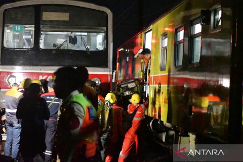 KRL Commuter Line terlibat kecelakaan dengan mobil di perlintasan Kedungbadak Kota Bogor