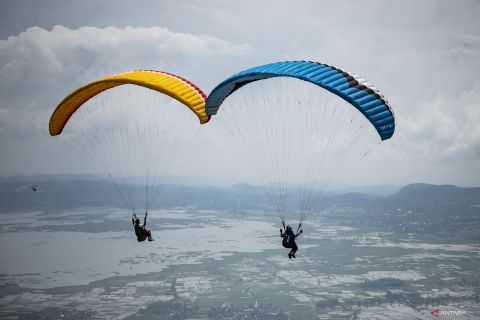 Sekitar  43 peserta mengikuti Festival Paralayang HUT ke-504 Kabupaten Semarang