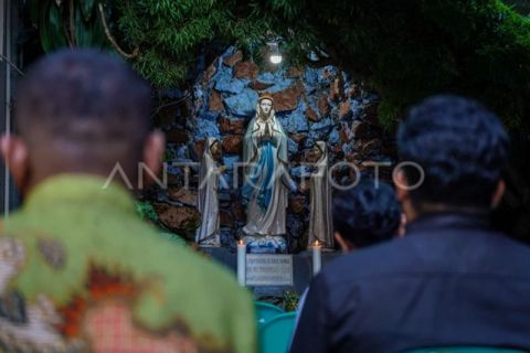 FOTO - Doa Rosario untuk Paus Fransiskus di Makassar