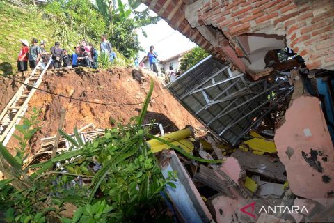 Sebanyak 114 rumah rusak akibat bencana tanah bergerak di Brebes