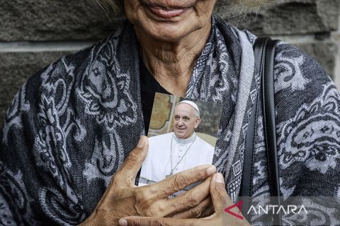 Umat Katolik doakan Paus Fransiskus di Kedutaan Besar Vatikan, Jakarta