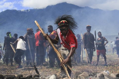Pesta rakyat bakar batu saat pelantikan gubernur baru Papua Pegunungan