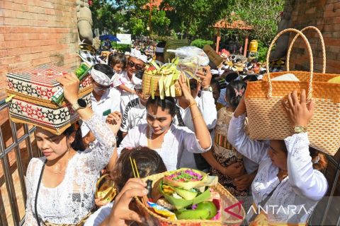 Umat Hindu laksanakan persembahyangan Hari Raya Galungan di Pura Jagatnatha Denpasar